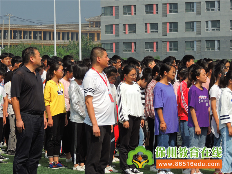 夹河中学举行新校区第一次升旗仪式