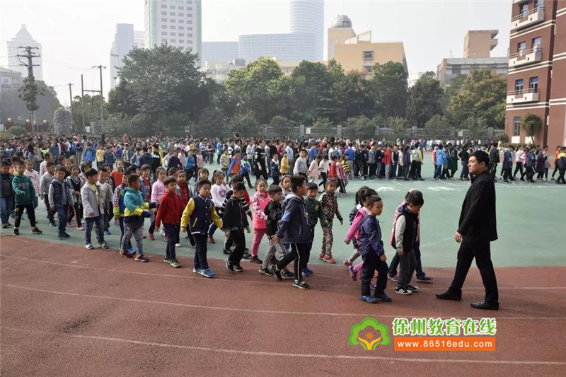 民主路小学 :防震减灾演练 共筑生命平台_徐州新闻