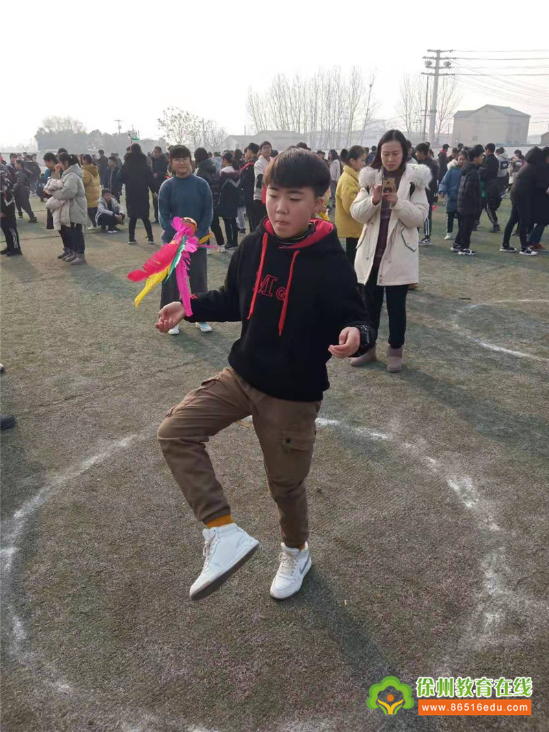 徐州市铜山区郑集镇中心中学举行冬季踢毽子比赛